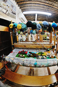 传统阿拉伯地毯的传统生产纤维员工技术车轮羊毛地毯棉布祖母操作纺织品图片