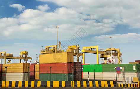 离开集装箱港口码头的集装箱船仓库送货货运起重机后勤出口贮存运输商业商品图片