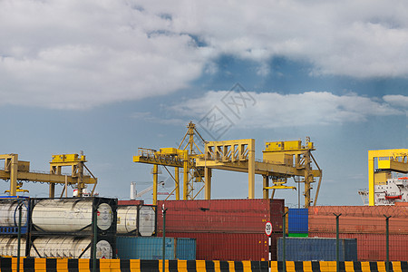 离开集装箱港口码头的集装箱船加载起重机仓库蓝色海洋后勤商业出口金属商品图片