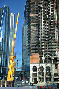 带有起重机的建筑工地摩天大楼商业水泥进步金属城市公寓财产办公室建筑物图片