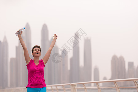 庆祝成功培训的年轻女性青年妇女人数跑步赛跑者运动员身体城市运动慢跑者娱乐成人空气图片
