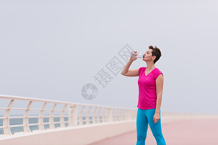 适合女性的饮用水成人赛跑者跑步训练娱乐锻炼毛巾海滩慢跑者女士图片