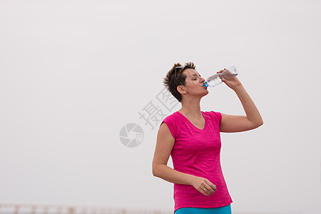 适合女性的饮用水瓶子训练运动成人海滩活力慢跑者跑步运动装女孩图片