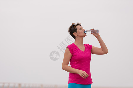 适合女性的饮用水保健运动装毛巾锻炼海滩娱乐运动活力瓶子跑步图片