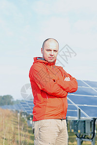 工作场所的男太阳能电池板工程师男人蓝色工人植物控制板活力生态环境建筑学服务图片