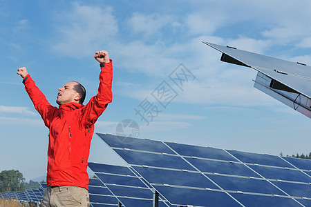 工作场所的男太阳能电池板工程师安全活力男人植物力量控制板发电机技术工人生态图片