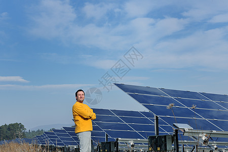 工作场所的男太阳能电池板工程师男性维修细胞生态服务安装电工活力蓝色工人图片