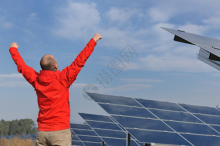 工作场所的男太阳能电池板工程师生态建筑学工人安全环境植物电工网格男人蓝色图片