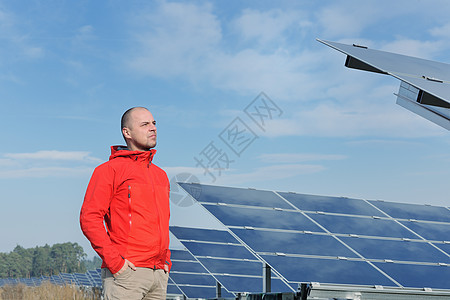 工作场所的男太阳能电池板工程师环境男人控制板工人细胞电工蓝色男性活力力量图片