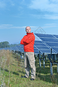 工作场所的男太阳能电池板工程师植物网格建筑学安装环境工人生态力量细胞男性图片