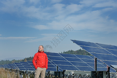 工作场所的男太阳能电池板工程师环境电工男性安全维修植物力量安装技术工具图片