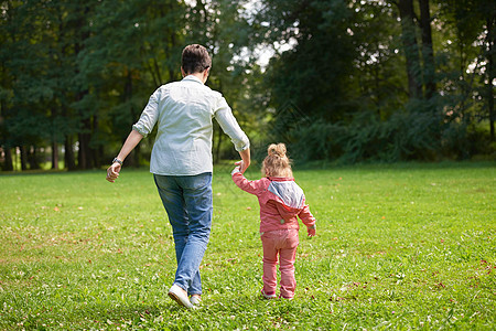 快乐家庭一起在公园户外露天玩活动母亲孩子乐趣孩子们女儿微笑花园男生草地图片