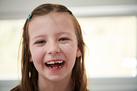 小女孩没有牙齿的笑容乐趣差距幸福女孩药品喜悦牙科卫生婴儿生长图片