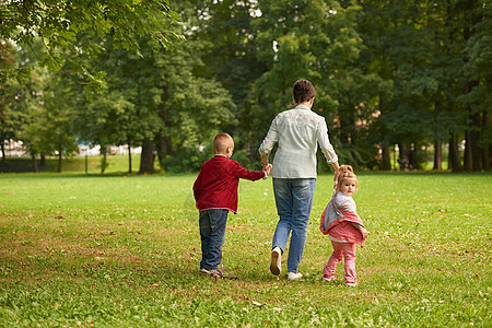 快乐家庭一起在公园户外露天玩闲暇生活妈妈童年花园婴儿孩子们母亲幸福女性图片