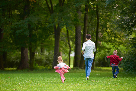 快乐家庭一起在公园户外露天玩成人父母草地母亲闲暇孩子乐趣孩子们女儿男生图片