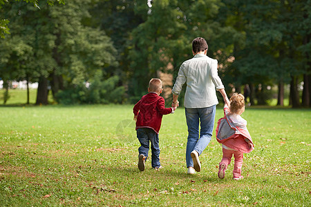 快乐家庭一起在公园户外露天玩妈妈母亲草地闲暇幸福女儿微笑成人活动男生图片