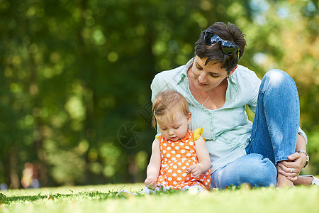 公园中的母亲和婴儿女性家庭妈妈微笑孩子父母幸福乐趣喜悦女儿图片