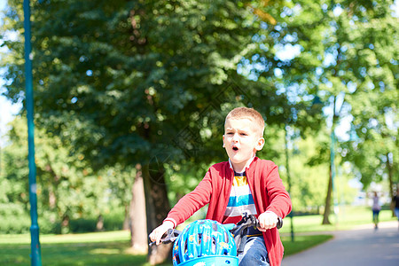 在公园骑自行车的男孩行动童年孩子活动男生微笑运动平衡跑步安全图片