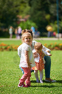 公园中的母亲和婴儿女性孩子脚步女士童年女孩女儿家庭学习跑步图片