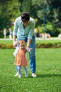 公园中的母亲和婴儿孩子女士女儿父母家庭童年喜悦幸福学习微笑图片