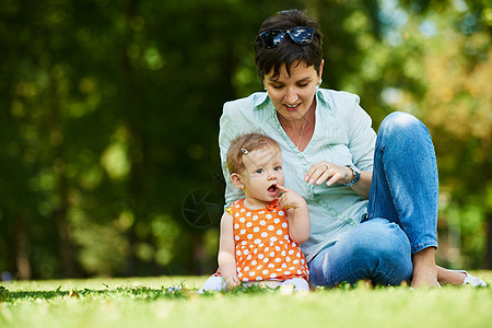 公园中的母亲和婴儿女孩女士童年父母微笑妈妈乐趣家庭学习女儿图片