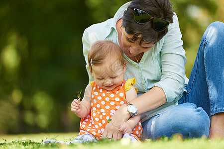 公园中的母亲和婴儿拥抱父母妈妈学习乐趣家庭脚步孩子女儿微笑图片