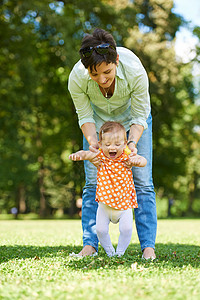 公园中的母亲和婴儿孩子家庭童年女士女孩幸福脚步父母喜悦微笑图片