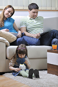 家庭财务幸福休闲硬币成人账单金融孩子父母长椅服装图片