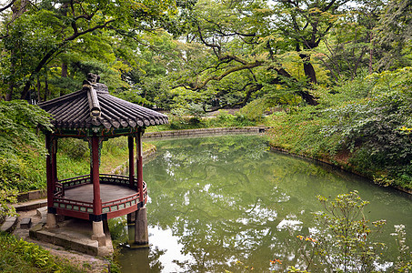 美丽的韩国传统花园 配有瞪羚和小湖图片
