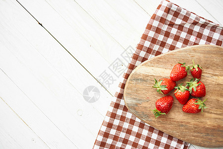 木板上新鲜草莓 果实维生素夏季饮食篮子花园早餐甜点浆果桌子美食健康营养图片