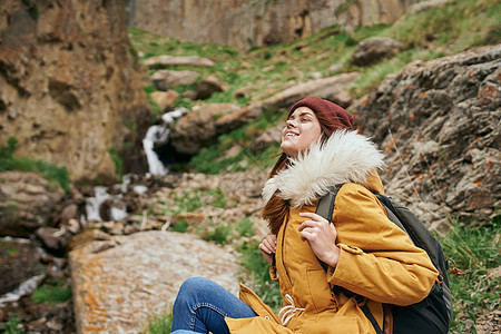 带背背背山的妇女徒步旅行者 旅行冒险自由女士背包女性探索森林风景游客女孩岩石生态图片