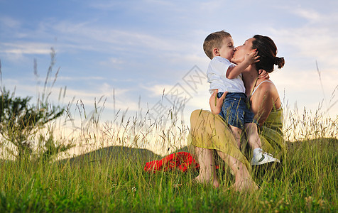 户外妇女儿童家庭健康男生父母女士成人草地儿子日落公园图片