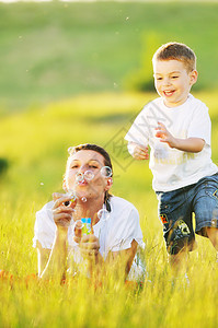 妇女儿童气泡肥皂微笑幸福成人健康女孩儿子乐趣母亲公园图片