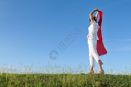 在草地上戴红色围巾的美女运动乐趣女孩喜悦跑步天空自由行动女性成人图片