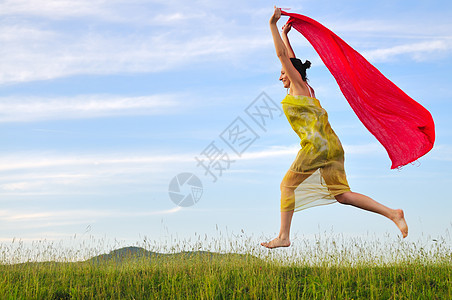 妇女草地围巾乐趣成人女孩蓝色跑步活力女性生活天空场地图片