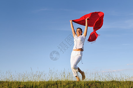 妇女草地围巾女性成人乐趣喜悦成功场地自由假期天空跑步图片