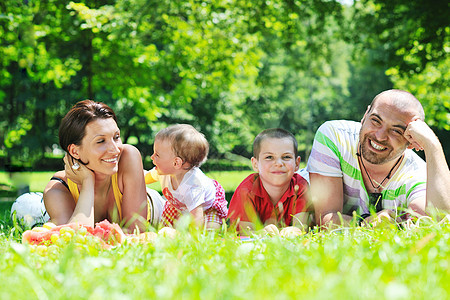 快乐的年轻夫妇和孩子 在公园玩得开心喜悦微笑女士姐姐团体兄弟女孩自由成人爸爸图片