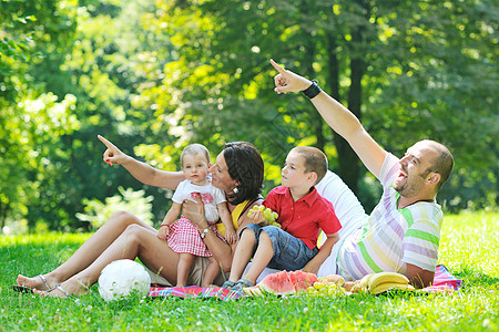 快乐的年轻夫妇和孩子 在公园玩得开心孩子们自由男生父母成人野餐男人闲暇女士乐趣图片