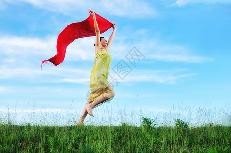 妇女草地围巾假期乐趣天空成功成人微笑运动行动跑步女性图片