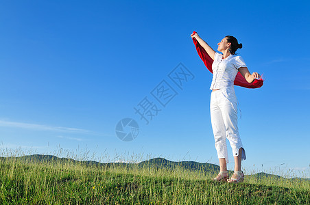 妇女草地围巾运动自由天空行动蓝色活力成人跑步假期女孩图片