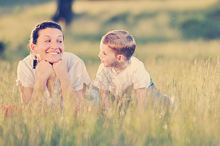户外妇女儿童幸福闲暇男生草地喜悦健康公园天空微笑家庭图片