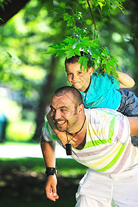快乐的父亲和儿子 在公园玩得开心父母男性爸爸孩子们成人男生闲暇男人幸福喜悦图片