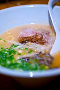 牛肉拉面食物芝麻绿色肉汤面条午餐美食餐厅盘子蔬菜背景图片