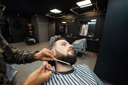 理发师用梳梳和剪剪剪剪剪剃胡子椅子潮人客户卫生配件胡子男人店铺胡须刀刃图片