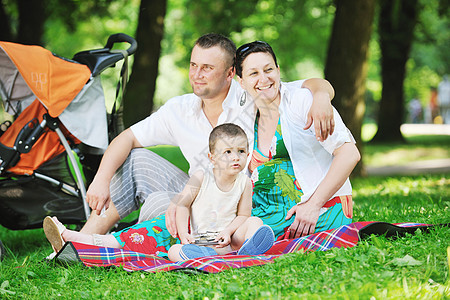 家庭在公园休息和玩乐喜悦女士妻子童年父母团体母亲儿子野餐父亲图片