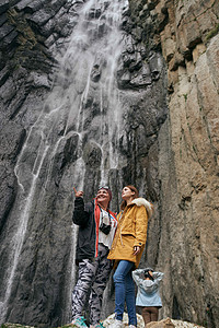 带背背背山的妇女徒步旅行者 旅行冒险自由国家天空木头旅游地标流动日落岩石风景森林图片