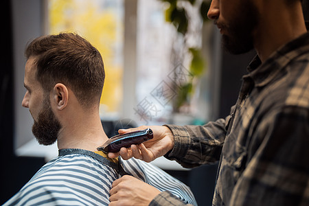 理发店主用剪发机给男人理发理发师沙龙造型师剃刀剪子发型师修剪工具商业治疗图片