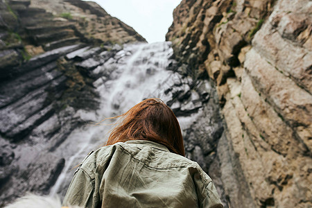 旅游山区妇女旅游山地旅行自然景观度假森林女性生态鞋类冒险风景女孩男人背包丛林图片