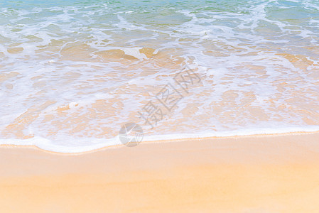 在夏季背景的热带沙滩上 紧贴美丽的海浪图片