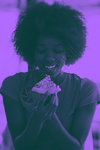 女人与ffro发型 在吃美味的比萨饼切片粉色女士午餐食物爆炸青少年微笑女孩幸福黑色图片